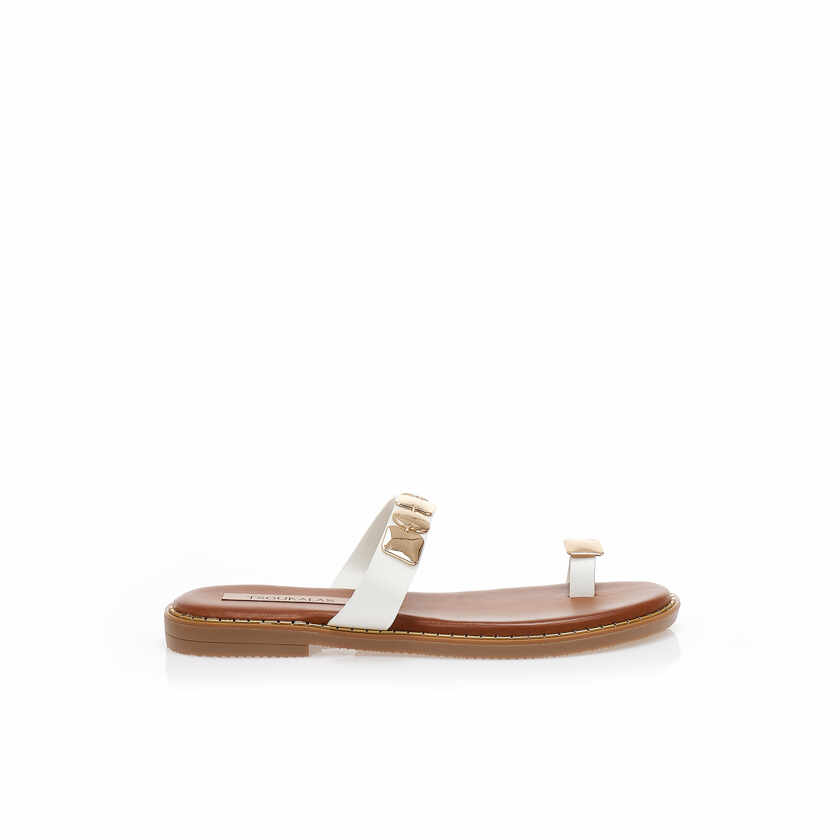 Sandale albe imitație de piele cu agrafe aurii și design cu inel
