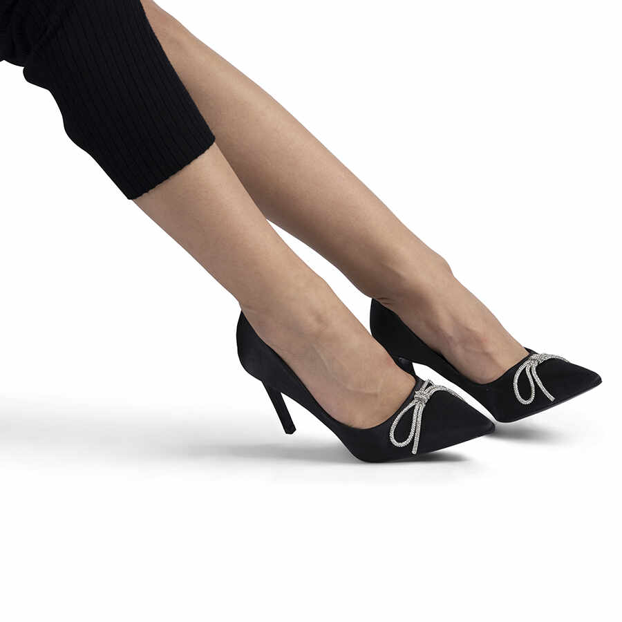 Pantofi dama cu toc subtire din material satinat cu funda decorativa Negri Ozana Marimea 39